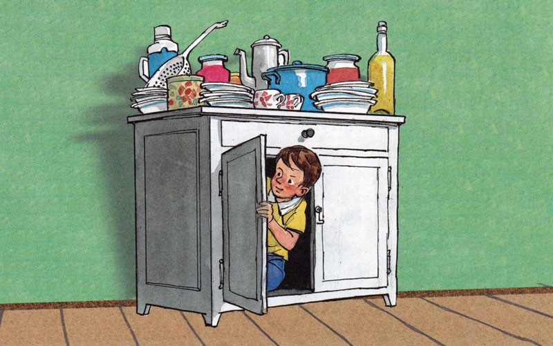 Витя спрятался в посудный шкаф
