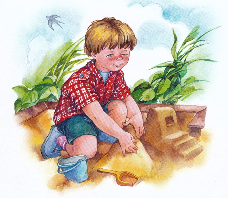 Мальчик строит замок из песка