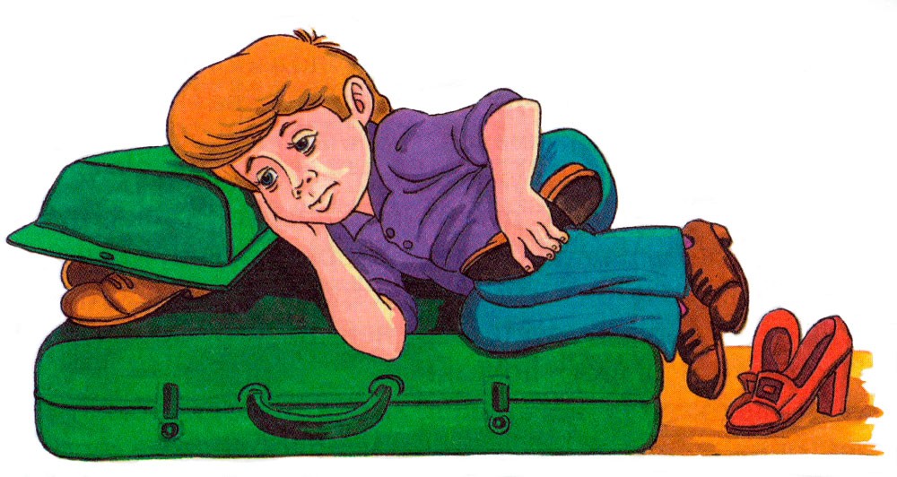 Мальчик лежит на чемодане